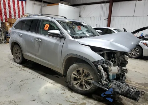 2015 Toyota Highlander Xle z USA, uszkodzony, nr VIN 5TDJKRFHXFS154592